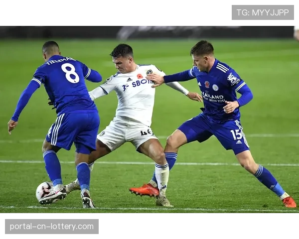 贝蒂斯人盯人式高位压迫，边锋鲁伊瓦尔兼顾盯防对象与封堵传球线路