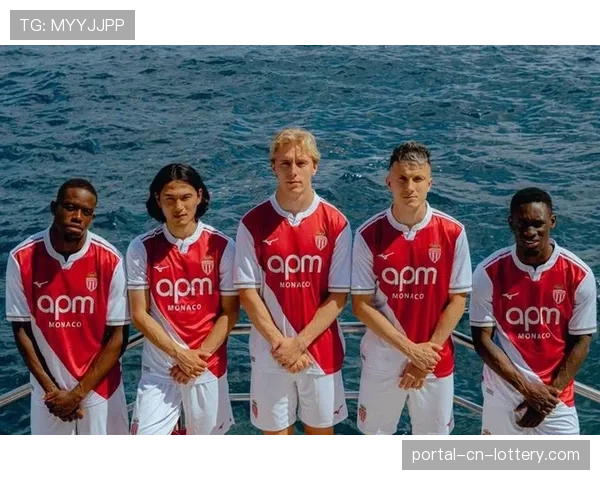 重伤4个月终现身，南野拓实现身摩纳哥主场获球迷欢迎